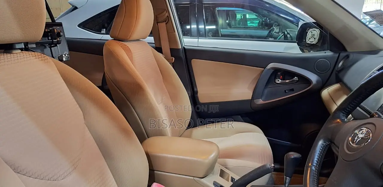 Toyota Vanguard 2010 Silver