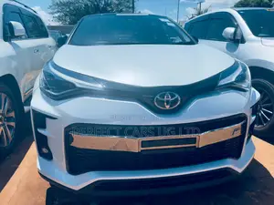 Photo - Toyota C-HR XLE 2022 White