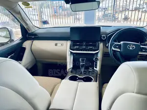 Toyota Land Cruiser J300 4.0 2022 White