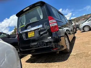 Toyota Noah 2.0 158hp AWD (8 Seater) 2011 Black