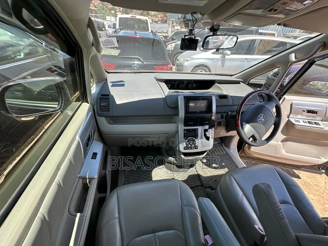 Toyota Noah 2.0 158hp AWD (8 Seater) 2011 Black