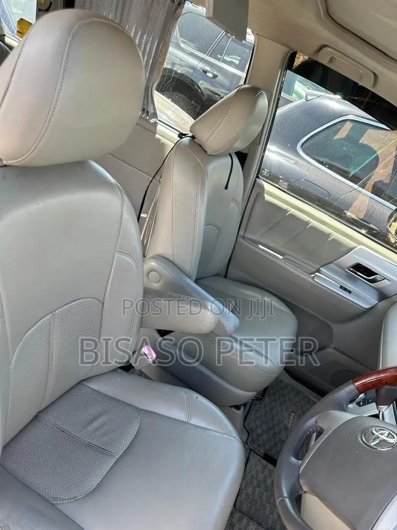 Toyota Noah 2.0 158hp AWD (8 Seater) 2011 Black