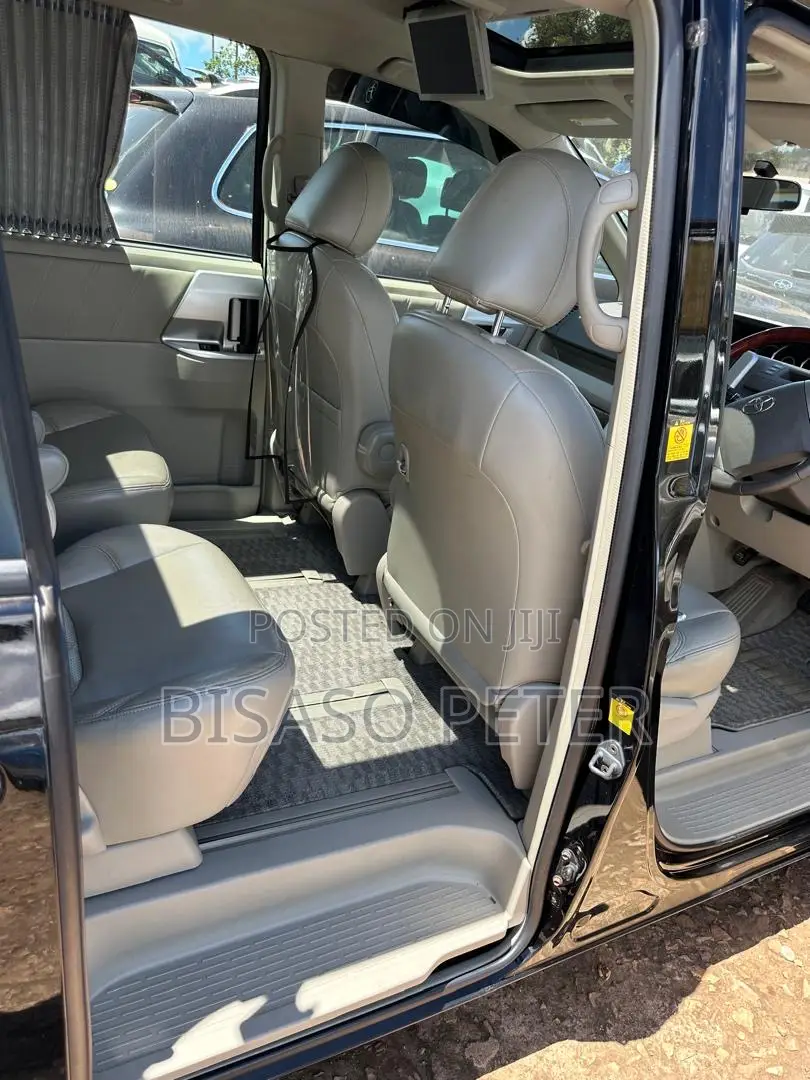 Toyota Noah 2.0 158hp AWD (8 Seater) 2011 Black