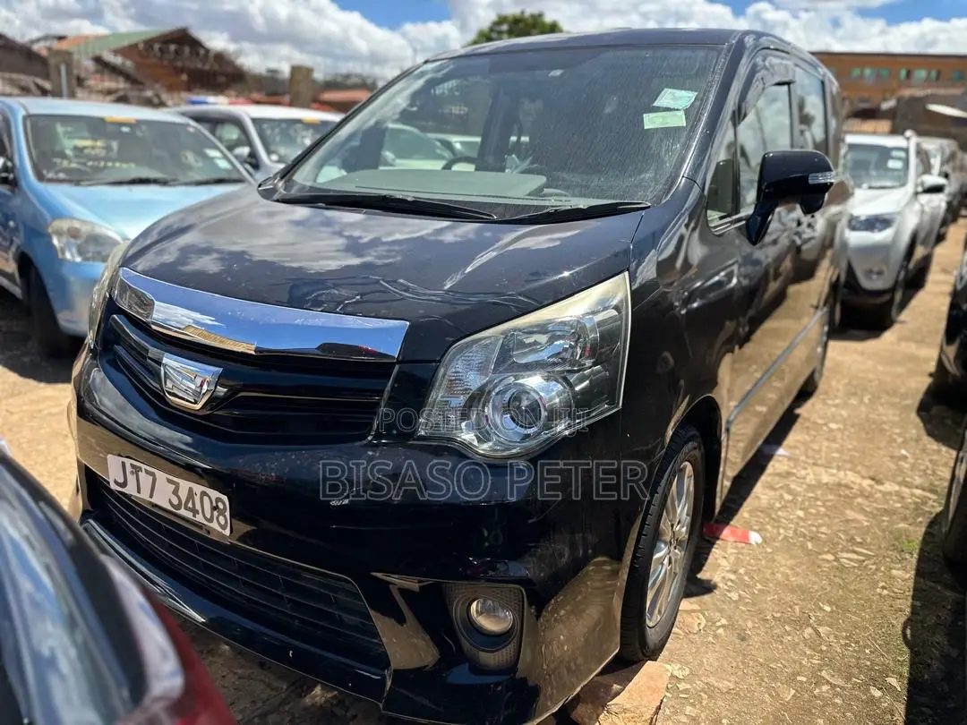 Toyota Noah 2.0 158hp AWD (8 Seater) 2011 Black