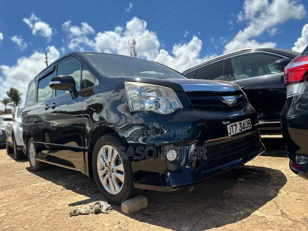 Toyota Noah 2.0 158hp AWD (8 Seater) 2011 Black