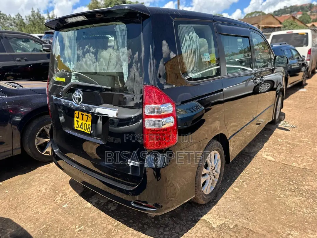 Toyota Noah 2.0 158hp AWD (8 Seater) 2011 Black