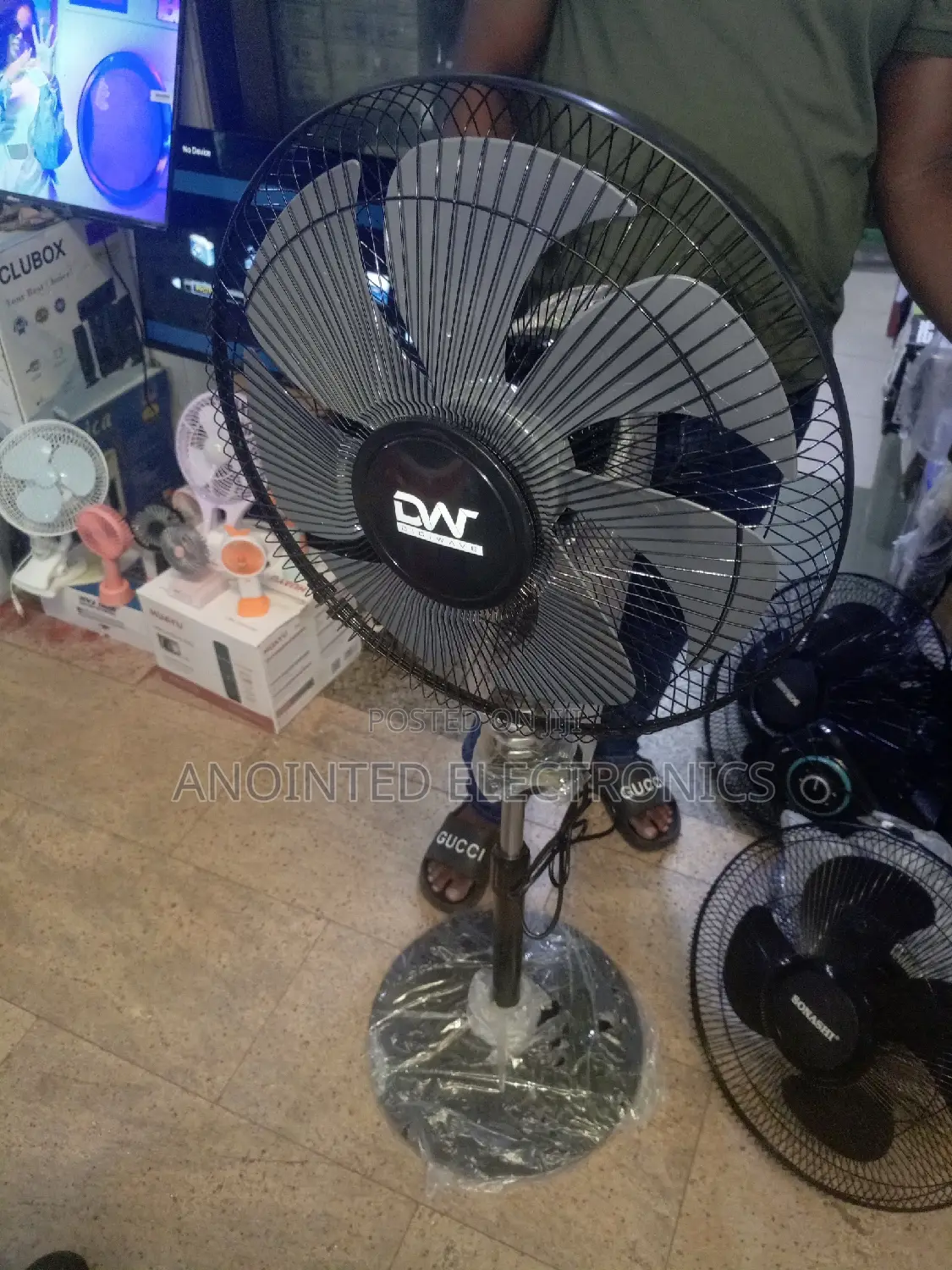 Dig Wave Stand Fans Black