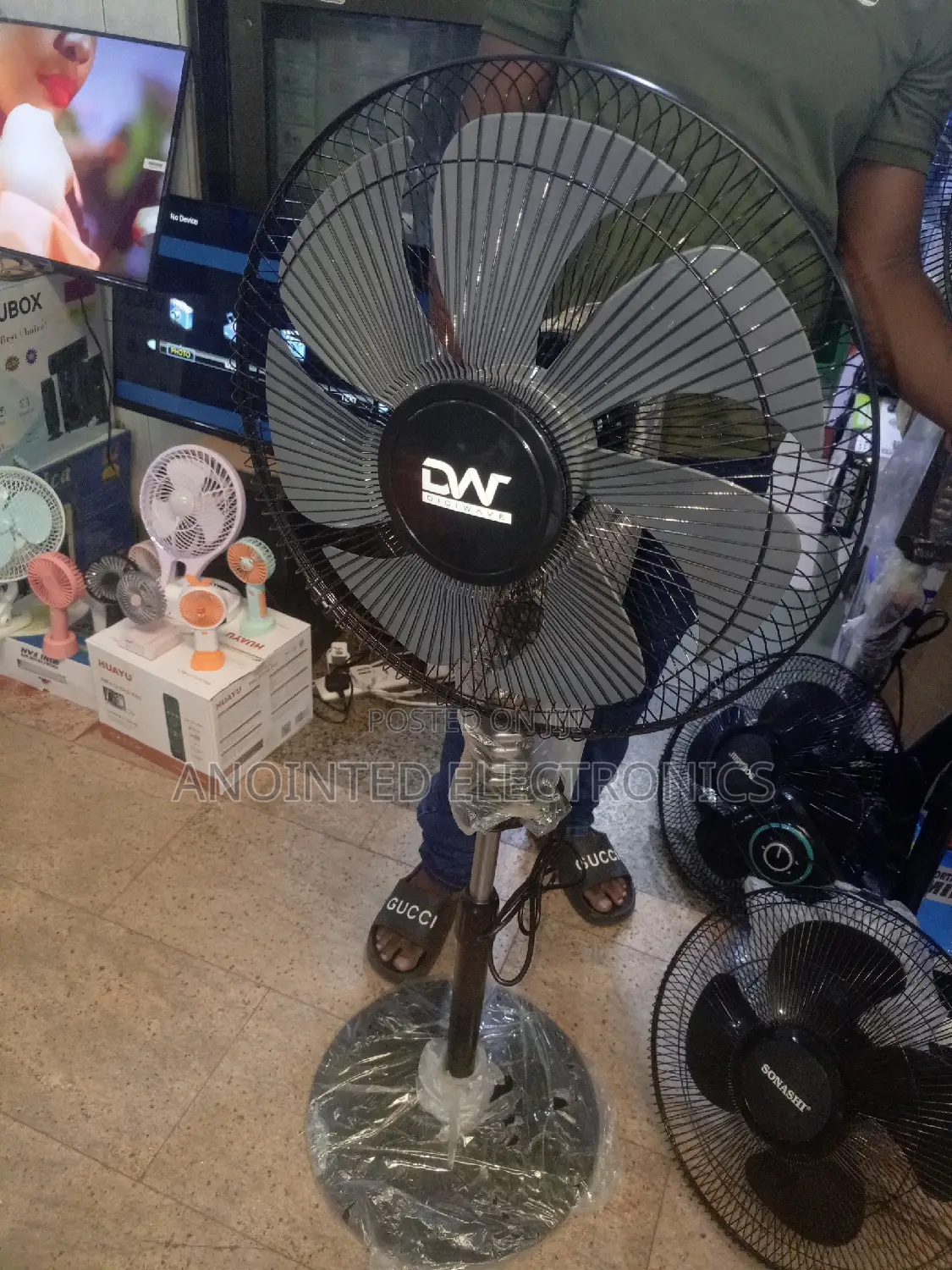 Dig Wave Stand Fans Black