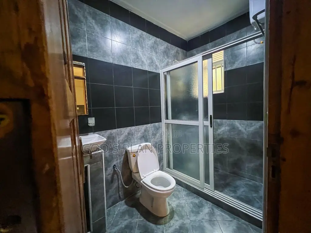 6bdrm Block of Flats in Munyonyo Heights, Central Division for sale
