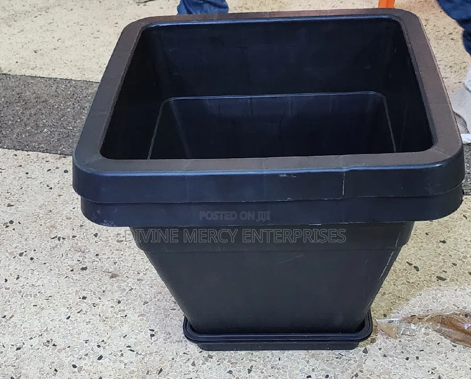 Flower Pot With Seater