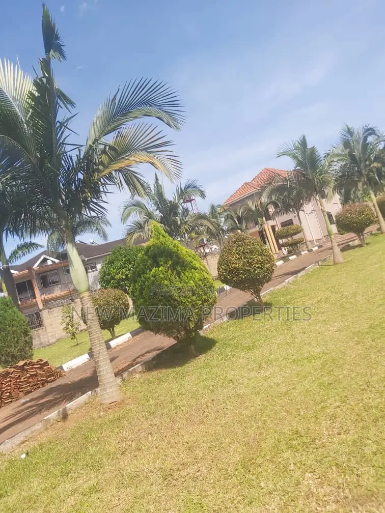 4bdrm Mansion in Ntebe Rd Kitende, Division A for sale