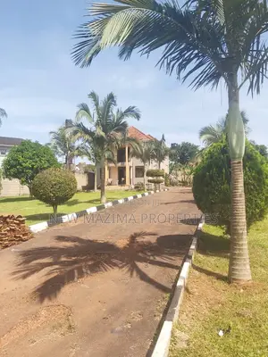 4bdrm Mansion in Ntebe Rd Kitende, Division A for sale