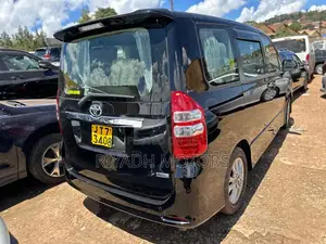 Toyota Noah 2.0 143hp AWD (8 Seater) 2011 Black