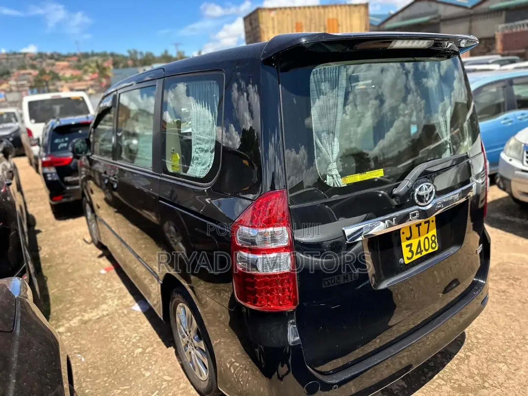 Toyota Noah 2.0 143hp AWD (8 Seater) 2011 Black