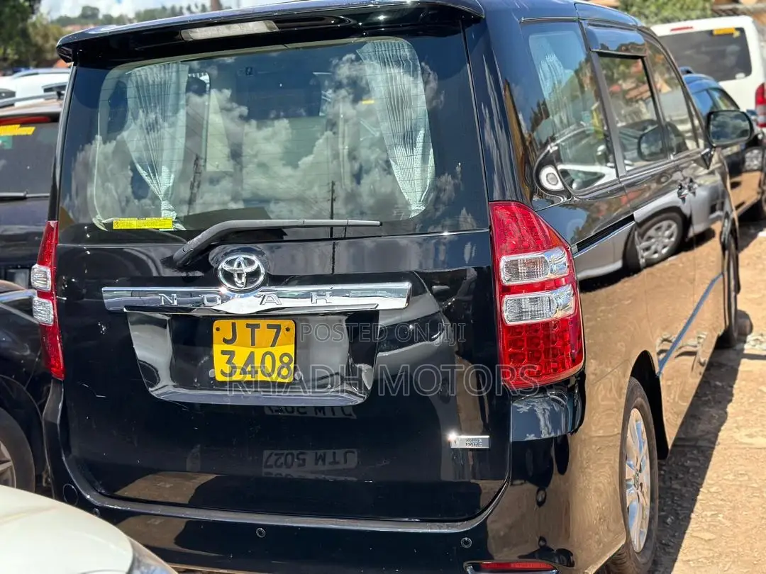 Toyota Noah 2.0 143hp AWD (8 Seater) 2011 Black