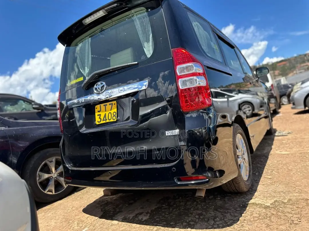 Toyota Noah 2.0 143hp AWD (8 Seater) 2011 Black