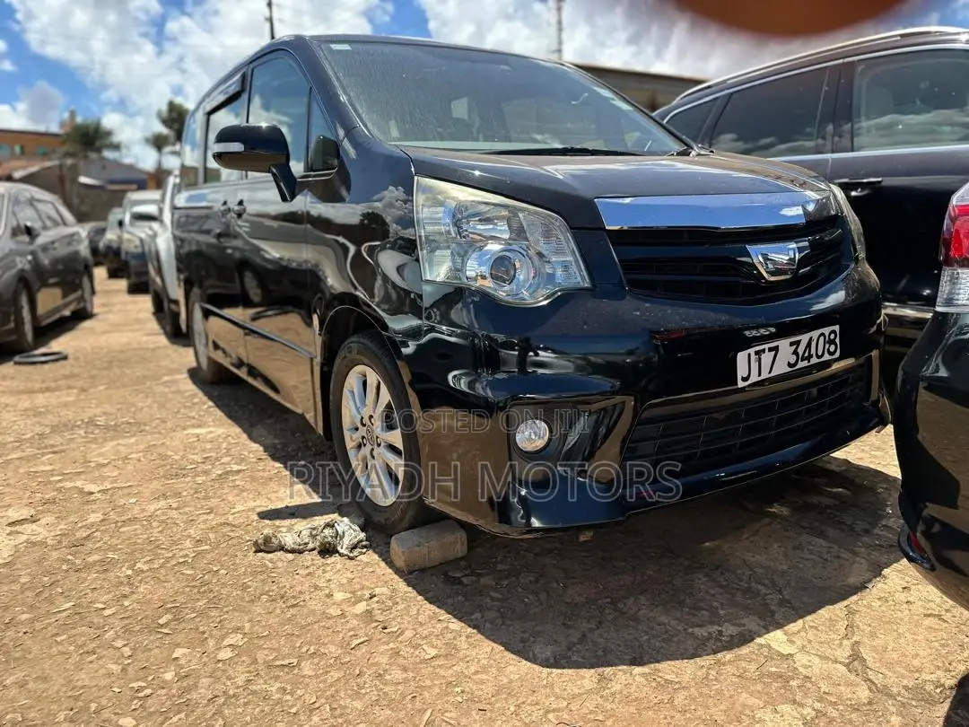 Toyota Noah 2.0 143hp AWD (8 Seater) 2011 Black