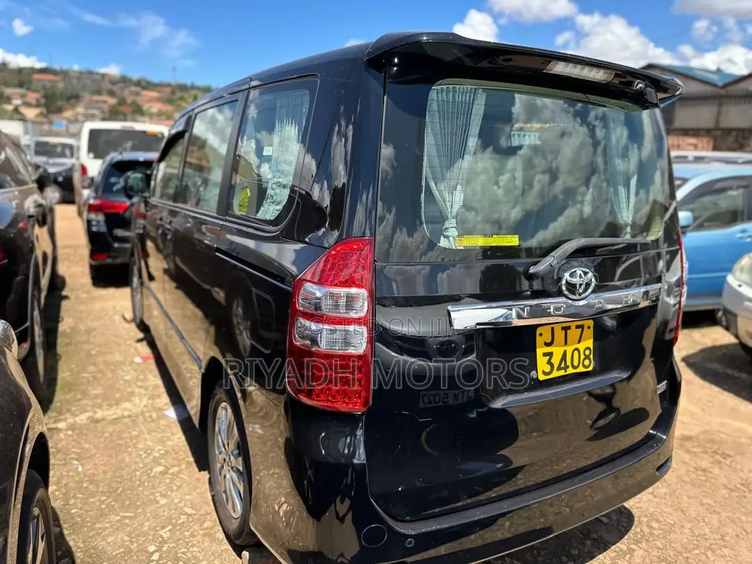 Toyota Noah 2.0 143hp AWD (8 Seater) 2011 Black