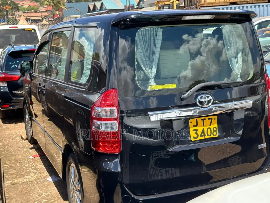 Toyota Noah 2.0 143hp AWD (8 Seater) 2011 Black