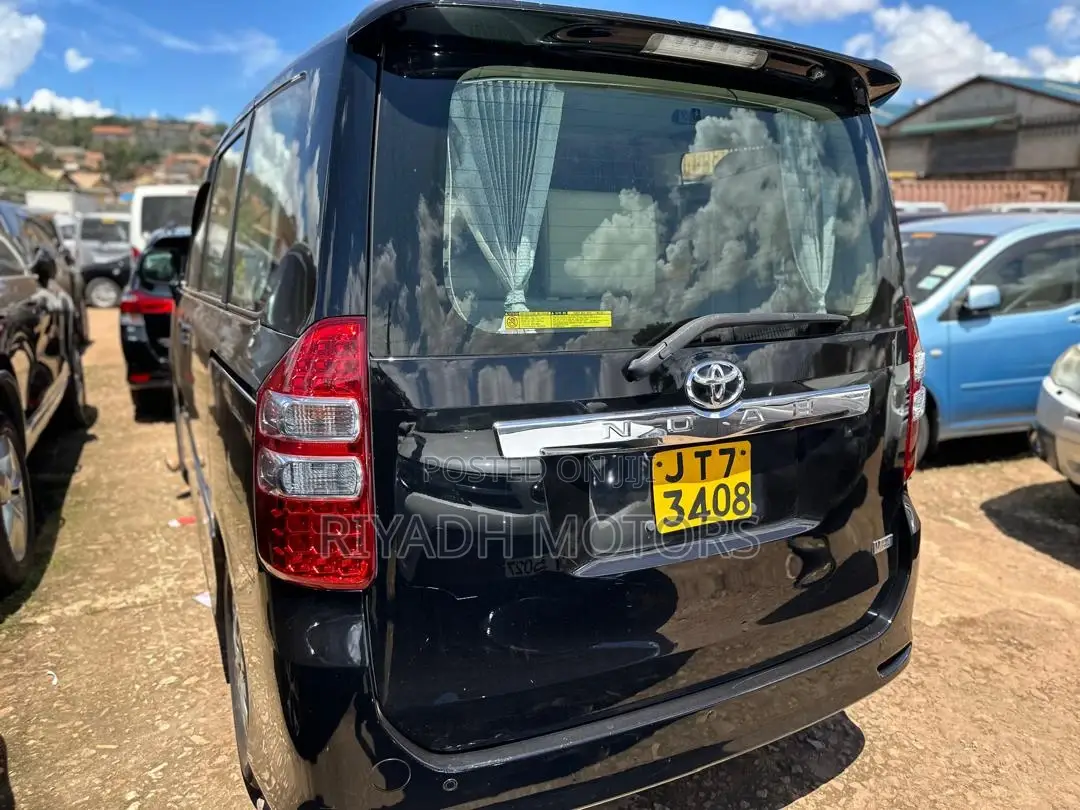 Toyota Noah 2.0 143hp AWD (8 Seater) 2011 Black