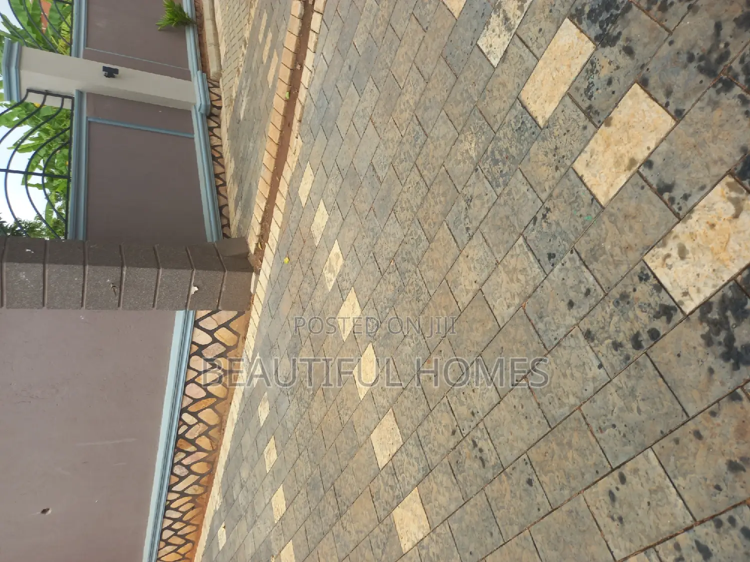 Furnished 5bdrm Bungalow in Kira for sale