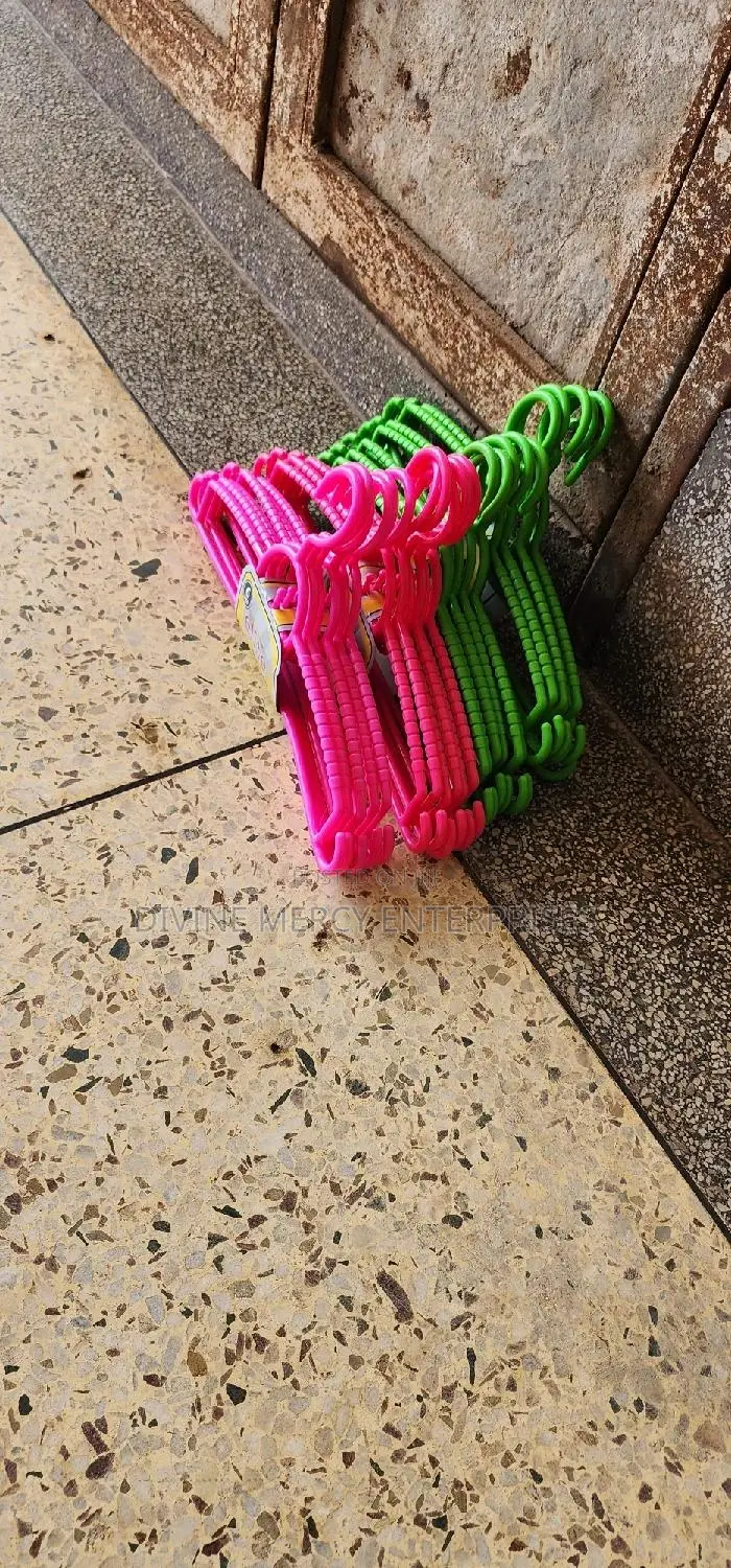 PLASTIC HANGERS ( 12pcs)