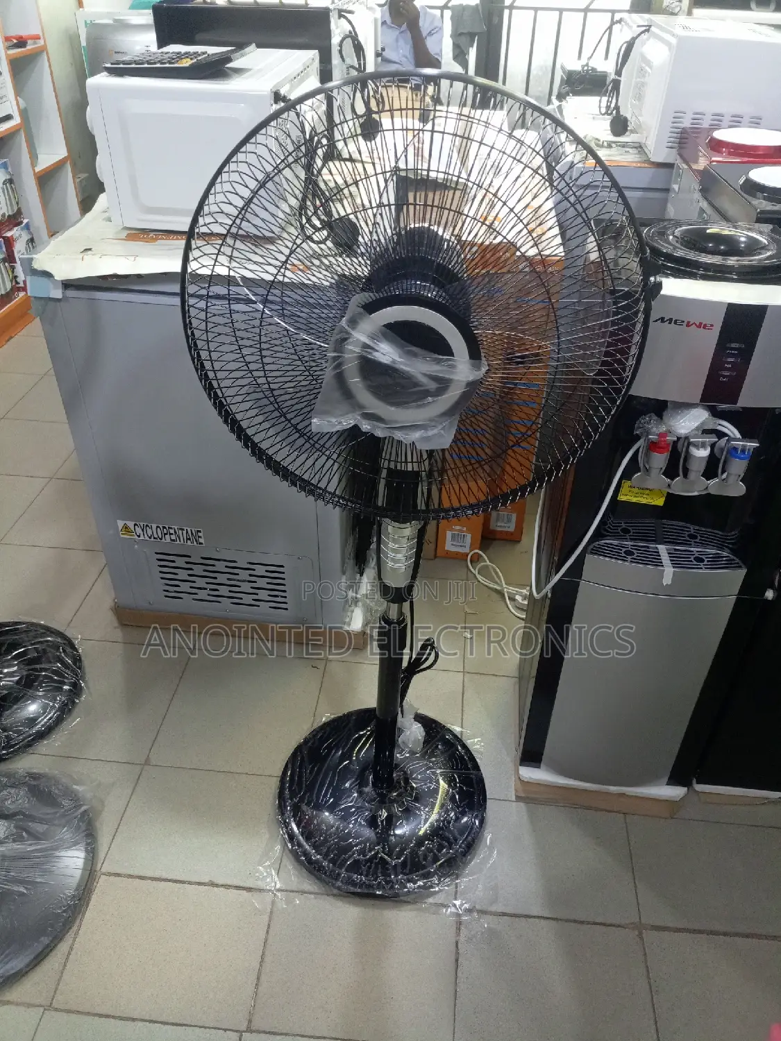 Sayona Standing Fan With a Remote
