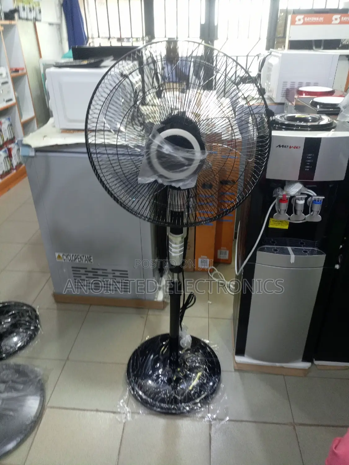 Sayona Standing Fan With a Remote