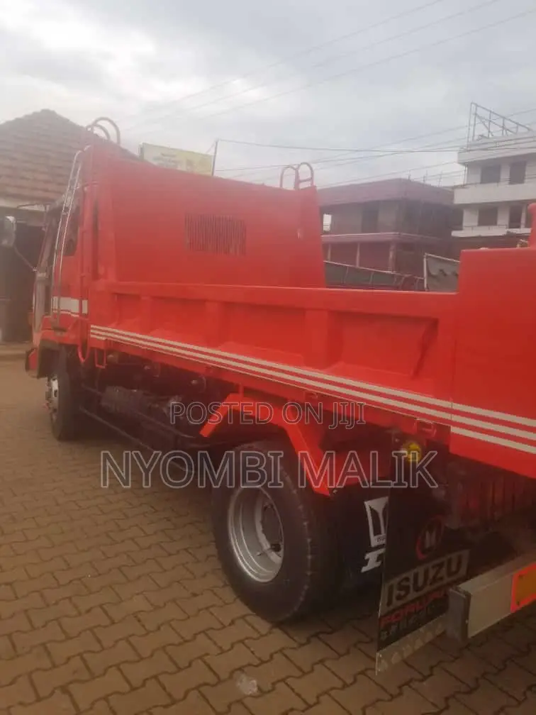 Isuzu Forward Red
