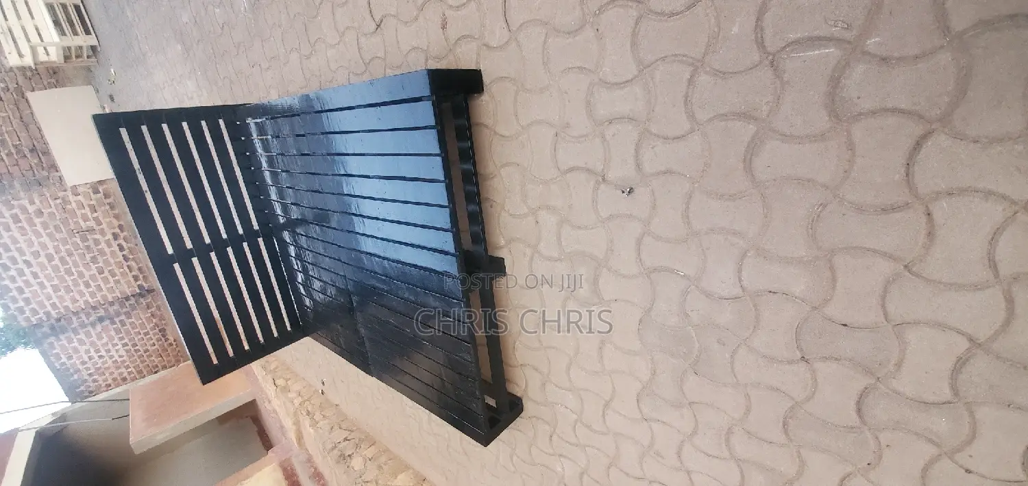 Stong Black Pallet Beds