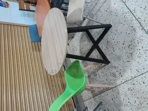 Round Table With Green Chair