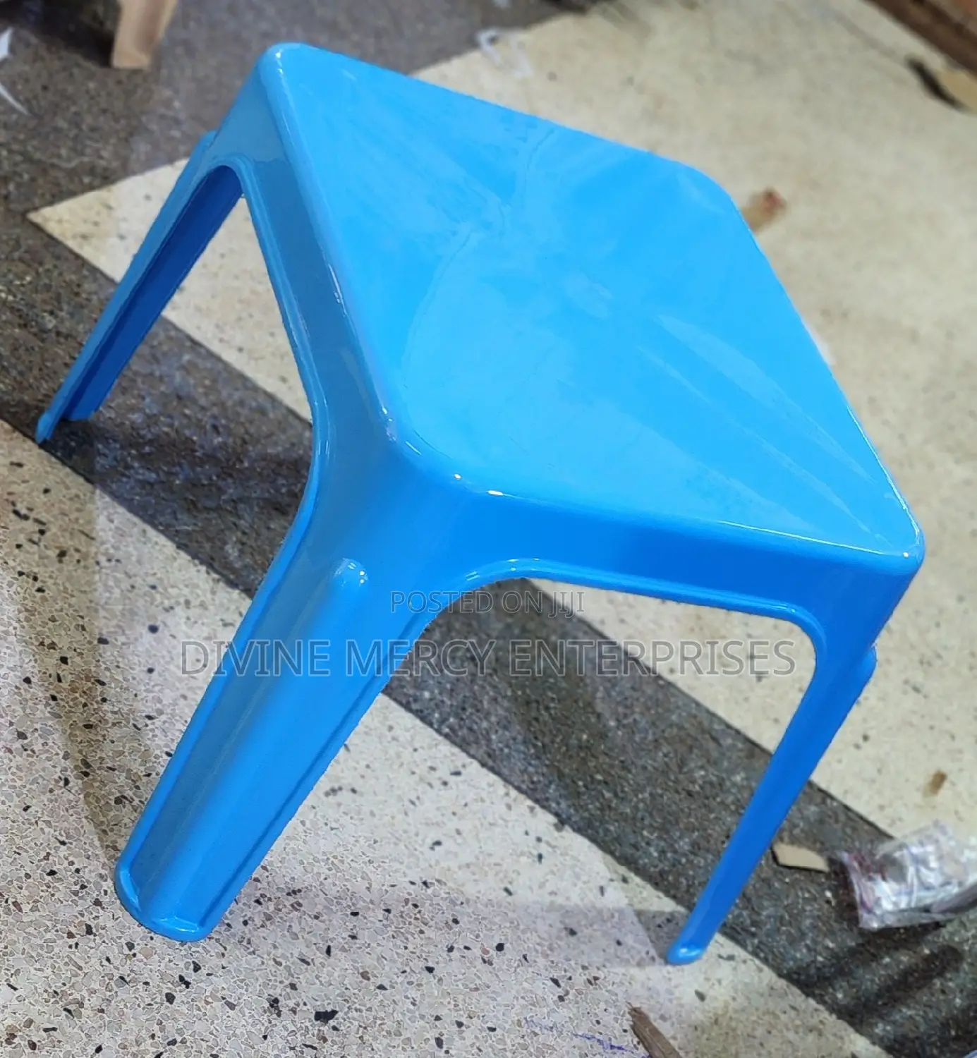 MIN Square Table