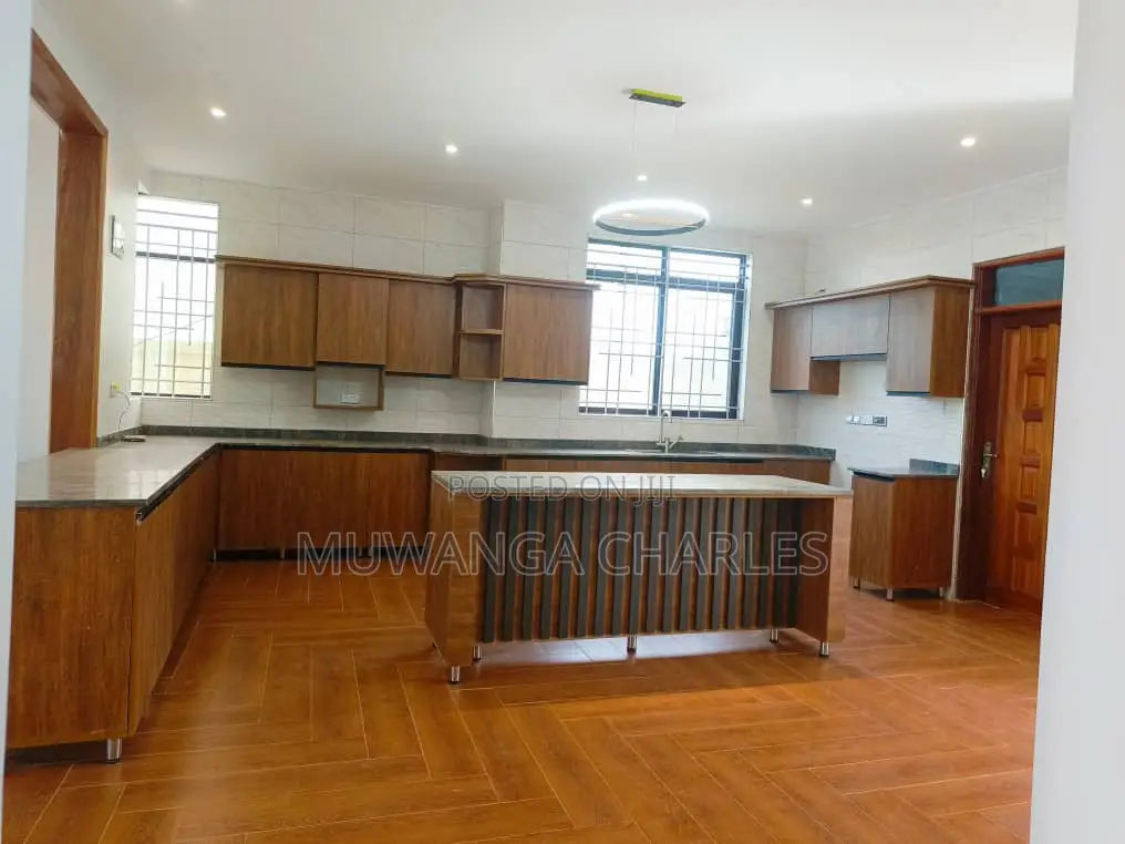 5bdrm Duplex in Fs Properties Ltd, Nakawa for sale
