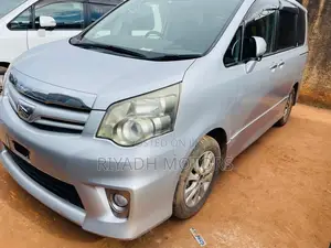 Toyota Noah 2.0 143hp FWD (8 Seater) 2011 Silver
