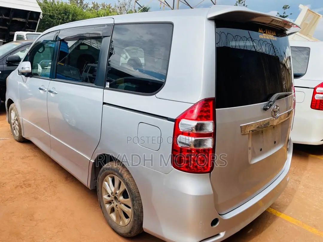 Toyota Noah 2.0 143hp FWD (8 Seater) 2011 Silver