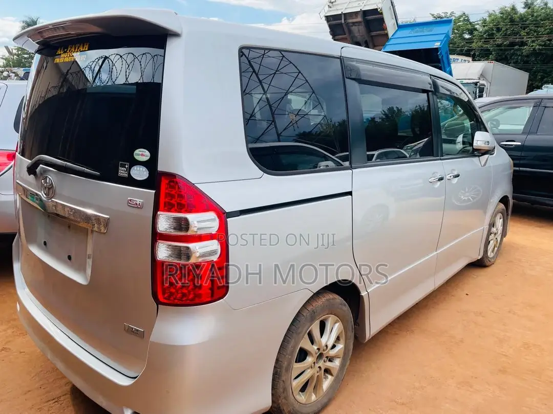 Toyota Noah 2.0 143hp FWD (8 Seater) 2011 Silver