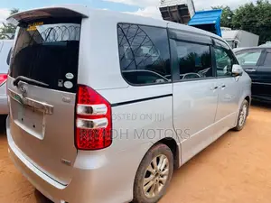 Toyota Noah 2.0 143hp FWD (8 Seater) 2011 Silver