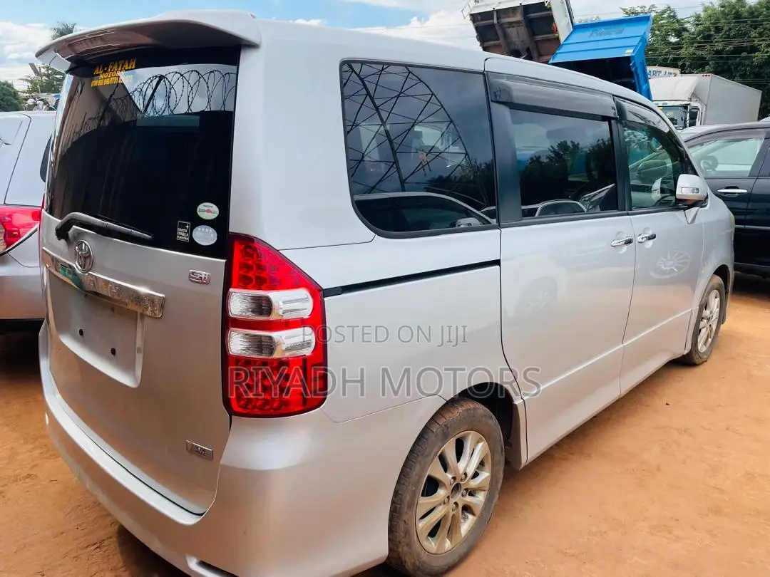 Toyota Noah 2.0 143hp FWD (8 Seater) 2011 Silver