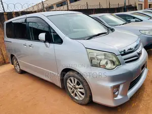 Toyota Noah 2.0 143hp FWD (8 Seater) 2011 Silver