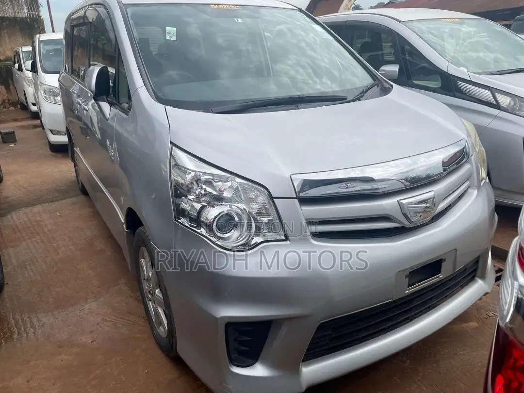 Toyota Noah 2.0 143hp FWD (7 Seater) 2012 Silver