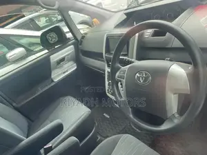 Toyota Noah 2.0 143hp FWD (7 Seater) 2012 Silver