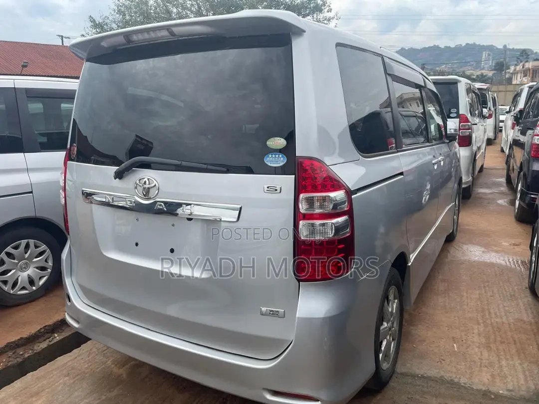 Toyota Noah 2.0 143hp FWD (7 Seater) 2012 Silver