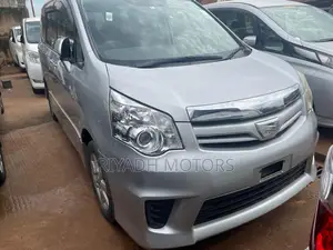 Toyota Noah 2.0 143hp FWD (7 Seater) 2012 Silver