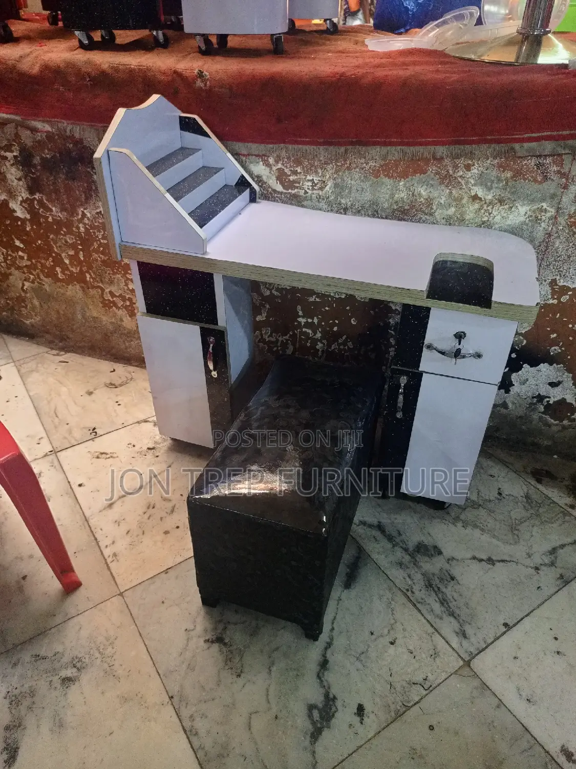 Nail Table