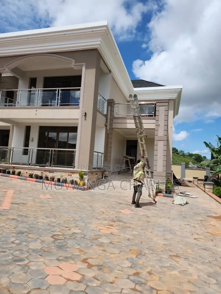 5bdrm Duplex in Fs Properties Ltd, Division A for sale