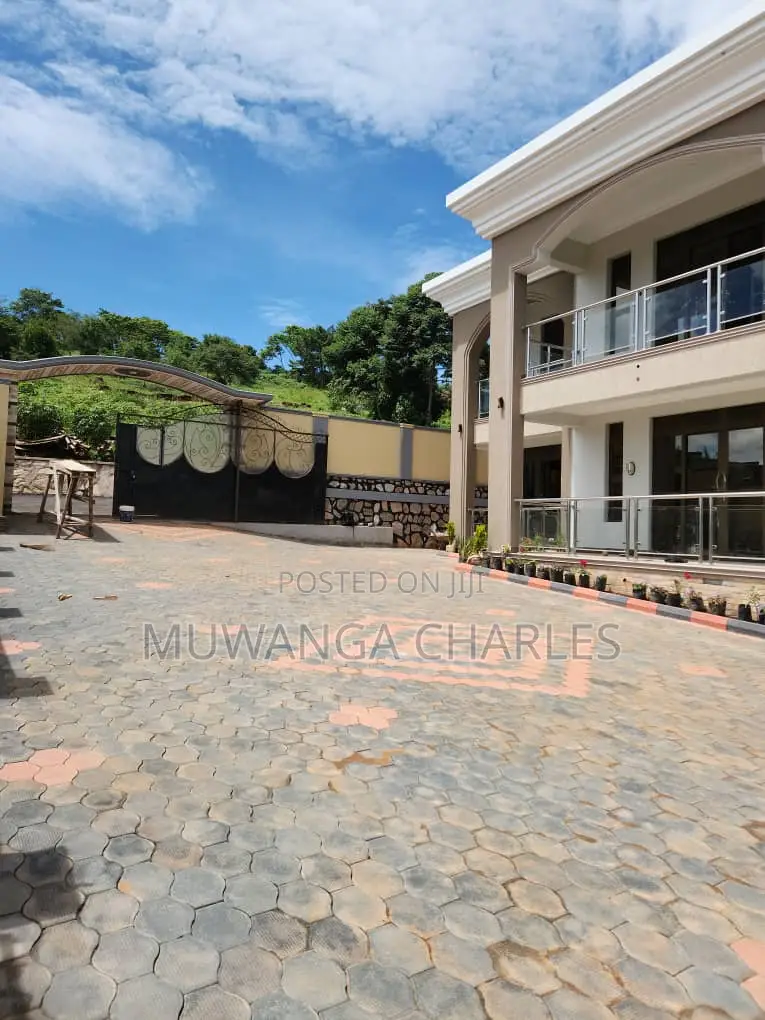 5bdrm Duplex in Fs Properties Ltd, Division A for sale