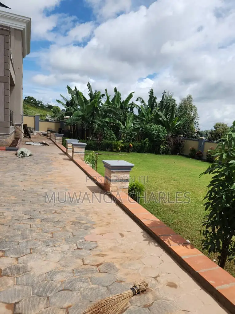 5bdrm Duplex in Fs Properties Ltd, Division A for sale