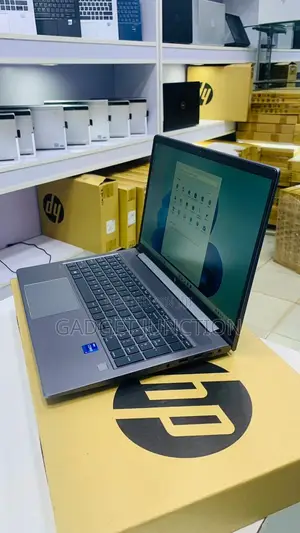 New Laptop HP ZBook Firefly 16inch G9 16GB Intel Core I7 SSD 1T