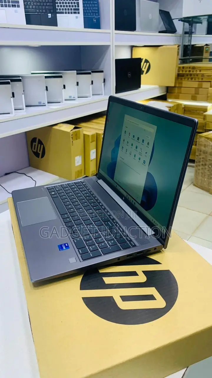 New Laptop HP ZBook Firefly 16inch G9 16GB Intel Core I7 SSD 1T