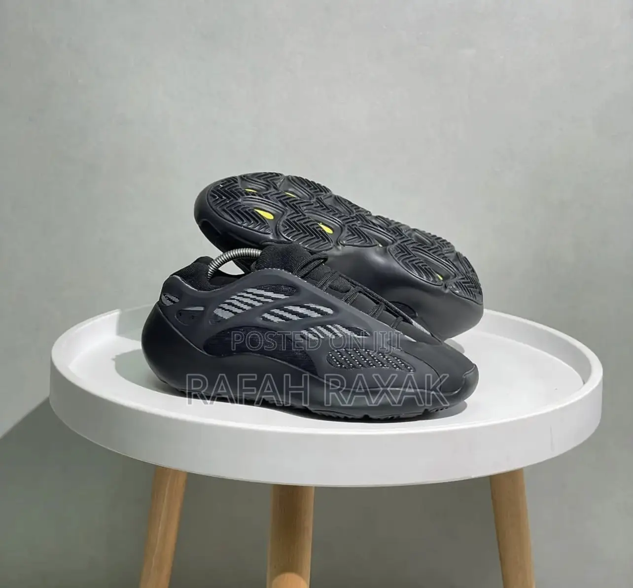 Original Adidas Yeezy 700 V3 Sneakers